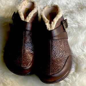 JBU sherpa lined clogs